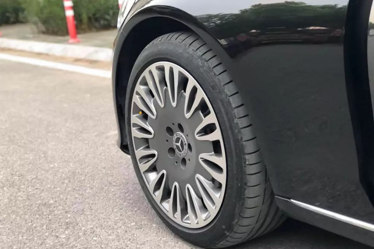 Bộ mâm Mercedes-Maybach S600 được thay thế vẫn giữ nguyên kích thước 19 inch nguyên bản. Được biết, giá trên thị trường cho bộ mâm Mercedes-Maybach 19 inch này rơi vào khoảng 70 triệu đồng (hàng chính hãng; đặt mua tư nhân).