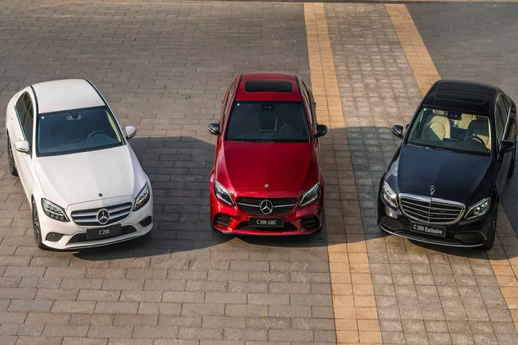 Mercedes-Benz C200 Exclusive là một trong 3 phiên bản nâng cấp facelift giữa đời của thế hệ C-Class W205 (C200/C200 Exclusive và C300 AMG), phiên bản 2019 này sở hữu nhiều điểm nhấn công nghệ, “lột xác” trong thiết kế và công nghệ. Ngoại thất C-Class 2019 mới có điểm nổi bật là hệ thống đèn chiếu sáng và thiết kế mâm xe.