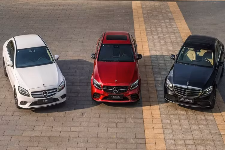 Mercedes-Benz C200 Exclusive là một trong 3 phiên bản nâng cấp facelift giữa đời của thế hệ C-Class W205 (C200/C200 Exclusive và C300 AMG), phiên bản 2019 này sở hữu nhiều điểm nhấn công nghệ, “lột xác” trong thiết kế và công nghệ. Ngoại thất C-Class 2019 mới có điểm nổi bật là hệ thống đèn chiếu sáng và thiết kế mâm xe.