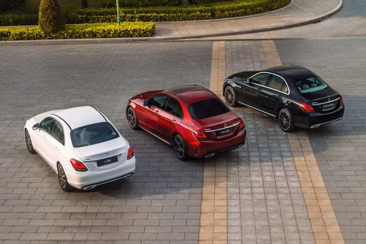 Nâng cấp lớn nhất của C-Class 2019 là động cơ mild-hybrid mới mang mã M264. Trên 02 phiên bản C 200/C 200 Exclusive, xe sử dụng động cơ I4 1.5L tăng áp cổng nạp kép (twin-scroll turbochargers) tích hợp hệ thống hybrid EQ Boost bao gồm 2 thành phần chính là máy phát điện kiêm bộ đề 48V và bộ pin 48V. Giá xe Mercedes-Benz C-Class 2019 tại Việt Nam hiện đang được phân phối chính hãng từ 1,5 tỷ đồng.