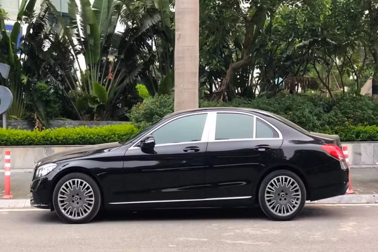 Ngoài bộ mâm xe siêu sang Mercedes-Maybach, có thể thấy chủ nhân của C200 Exclusive 2019 đã dán viền chrome cửa và ở vị trí cột B nhằm thay cho màu đen ở xe nguyên bản, dán chrome này tạo nên điểm nhấn nổi bật và sang trọng hơn khi nhìn ngang hông xe, phong cách viền cửa mạ chrome sáng bóng thường được bắt gặp trên các dòng xe siêu sang Mercedes-Maybach.