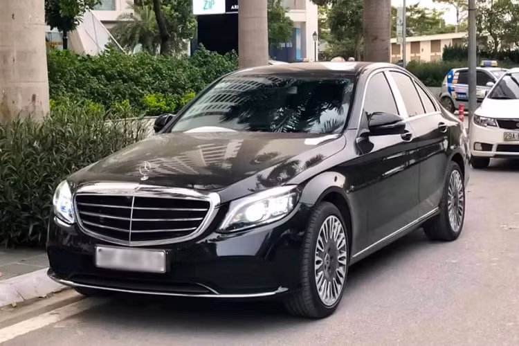Mẫu xe sang Mercedes-Benz C200 Exclusive 2019 phiên bản nâng cấp sử dụng bộ mâm nguyên bản mang kích thước 19 inch đa chấu mang hai tông màu trắng đen được trau chuốt mang hơi hướng thể thao, khoẻ khoắn.