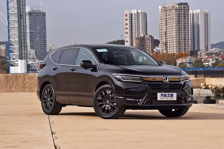 Về truyền động, Breeze 2020 được trang bị 2 tuỳ chọn động cơ, bao gồm động cơ xăng tăng áp 1.5L với công suất tối đa 193 mã lực và 243 Nm mô-men xoắn, đi kèm với hộp số CVT. Tiếp tới là động cơ i-MMD 2.0L kết hợp động cơ hybrid cho ra công suất tối đa 215 mã lực và 315 Nm mô-men xoắn. Cả hai đều có sẵn cùng hệ dẫn động 2WD và AWD.