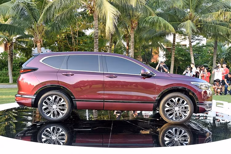 Về thiết kế tổng thể, Breeze 2020 sở hữu lối thiết kế khá tương đồng với Honda CR-V. Tuy nhiên, nhà sản xuất cũng đã khéo léo tinh chỉnh lại nhiều chi tiết để đem tới cái nhìn mới lạ và thanh thoát hơn.