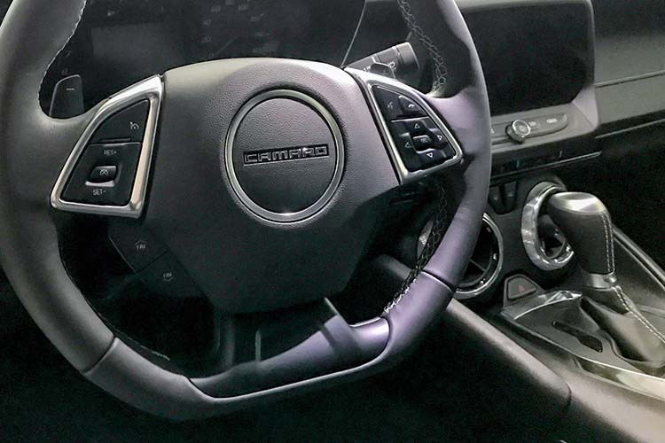 Tương tự như trên bản coupe, Chevrolet giới thiệu phiên bản động cơ tăng áp trên Camaro 2019 mui trần với tên gọi ''Turbo 1LE''. Đây là động cơ 4 xy-lanh thẳng hàng dung tích 2.0L tăng áp (turbocharged) cho công suất tối đa 275 mã lực và mô-men xoắn cực đại đạt 400Nm. Chiếc xe thể thao có thể tăng tốc 0-100 km/h trong khoảng 5,6 giây.
