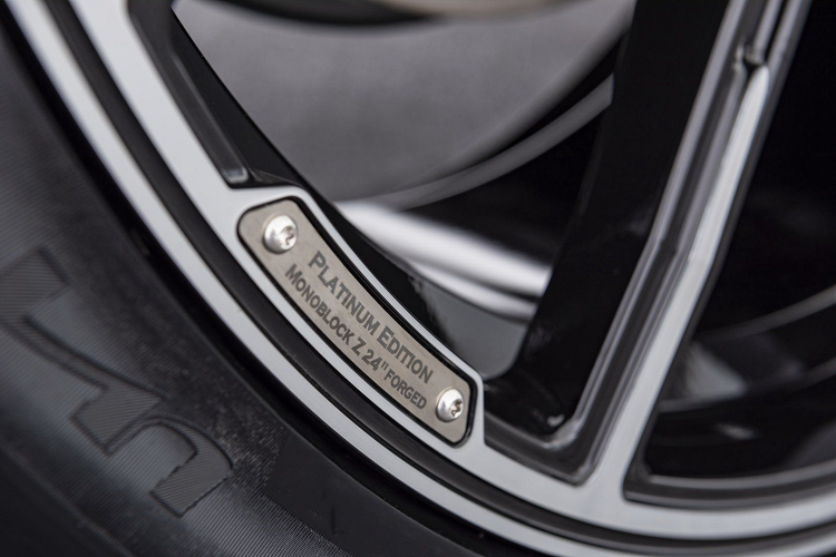 Brabus V12 900 được trang bị bộ body-kit Widestar, nhờ đó chiều rộng của xe tăng thêm 10 cm. Ngoài ra, một số chi tiết trên xe cũng được tinh chỉnh lại như hệ thống phuộc trước và sau, đèn viền LED nội thất, các chi tiết trang trí bằng sợi carbon và 1 số nút bấm cơ học.