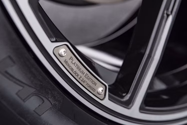 Brabus V12 900 được trang bị bộ body-kit Widestar, nhờ đó chiều rộng của xe tăng thêm 10 cm. Ngoài ra, một số chi tiết trên xe cũng được tinh chỉnh lại như hệ thống phuộc trước và sau, đèn viền LED nội thất, các chi tiết trang trí bằng sợi carbon và 1 số nút bấm cơ học.