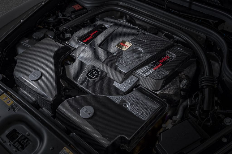 Sức mạnh đầu ra khủng được truyền tới cả 2 trục thông qua hộp số tự động 9 cấp, khối động cơ V12 mạnh nhất thế giới trên Brabus G V12 900 giúp mẫu siêu SUV này chỉ mất khoảng 3,8 giây để tăng tốc từ 0 - 100 km/h trước khi đạt vận tốc giới hạn điện tử ở mức 280 km/h.