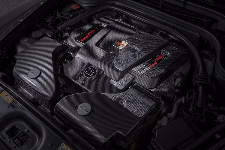 Sức mạnh đầu ra khủng được truyền tới cả 2 trục thông qua hộp số tự động 9 cấp, khối động cơ V12 mạnh nhất thế giới trên Brabus G V12 900 giúp mẫu siêu SUV này chỉ mất khoảng 3,8 giây để tăng tốc từ 0 - 100 km/h trước khi đạt vận tốc giới hạn điện tử ở mức 280 km/h.