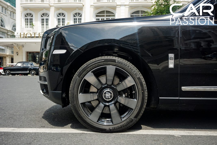Về tổng thể, Rolls-Royce Cullinan sở hữu kích thước thuộc hàng “khủng” khi chiều dài x chiều rộng x chiều cao của mẫu xe này lên đến 5.341 x 2.164 x 1.835 mm và có chiều dài trục cơ sở là 3.295 mm, điều này có nghĩa rằng Cullinan dài hơn 200 mm so với đối thủ cạnh tranh trực tiếp – Bentley Bentayga, xe có trọng lượng không tải là 2.660 kg.