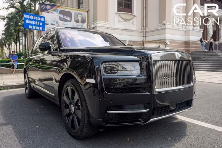 Một điểm khác biệt lớn trên chiếc Cullinan này so với chiếc màu đen còn lại ở Hà Nội chính là đường coachline màu vàng được vẽ bằng tay hoàn toàn. Vẫn chưa rõ mức giá xe Rolls-Royce Cullinan này được đại gia Sài Gòn mua bao nhiêu. Chỉ biết rằng, khi mới về nước Rolls-Royce tại Việt Nam chào giá bán Cullinan bắt đầu từ 41 tỷ đồng cho bản tiêu chuẩn và bản cao cấp nhất có giá lên đến hơn 52 tỷ đồng.