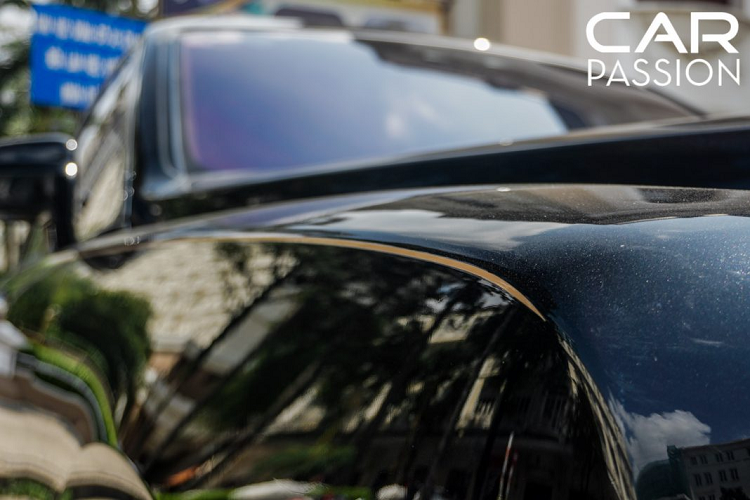 Một sự khác biệt nhỏ khác của chiếc Rolls-Royce Cullinan này so với những chiếc Cullinan khác định cư tại Hà Nội đó chính là đèn xi-nhan màu trắng thay cho đèn màu cam, chứng tỏ xe được nhập khẩu từ thị trường Châu Âu chứ không phải từ thị trường Mỹ.