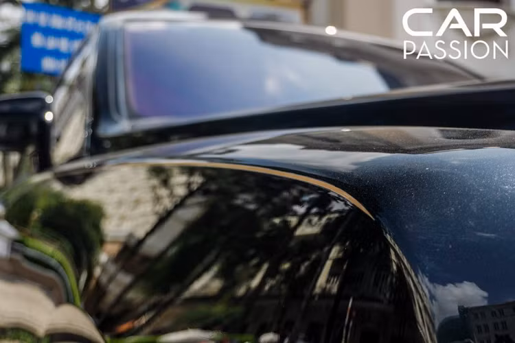 Một sự khác biệt nhỏ khác của chiếc Rolls-Royce Cullinan này so với những chiếc Cullinan khác định cư tại Hà Nội đó chính là đèn xi-nhan màu trắng thay cho đèn màu cam, chứng tỏ xe được nhập khẩu từ thị trường Châu Âu chứ không phải từ thị trường Mỹ.