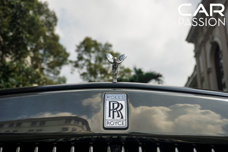 Khác biệt lớn nhất giữa Cullinan và Phantom VIII đến từ các hốc gió của Cullinan được mở to hơn nhằm lấy gió vào làm mát cho khối động cơ bên trong và tối ưu hóa hiệu suất vận hành cho một chiếc SUV có kích thước khổng lồ như Rolls-Royce Cullinan.