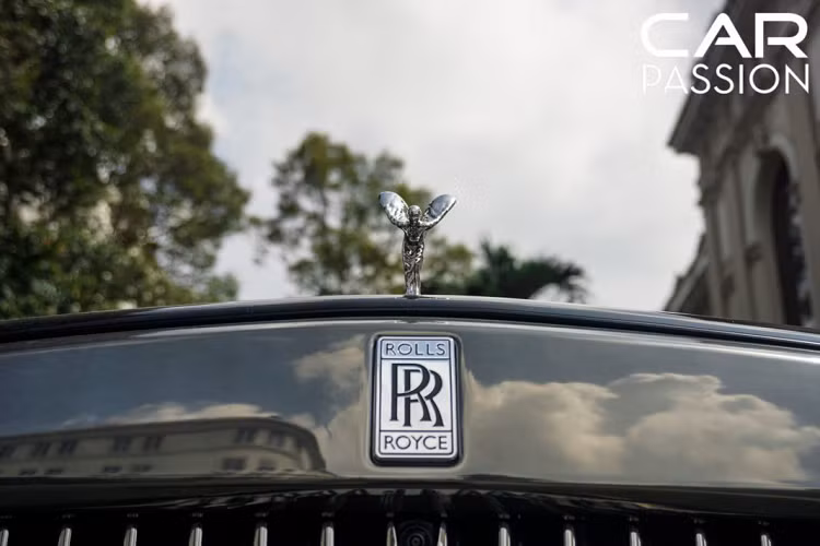 Khác biệt lớn nhất giữa Cullinan và Phantom VIII đến từ các hốc gió của Cullinan được mở to hơn nhằm lấy gió vào làm mát cho khối động cơ bên trong và tối ưu hóa hiệu suất vận hành cho một chiếc SUV có kích thước khổng lồ như Rolls-Royce Cullinan.