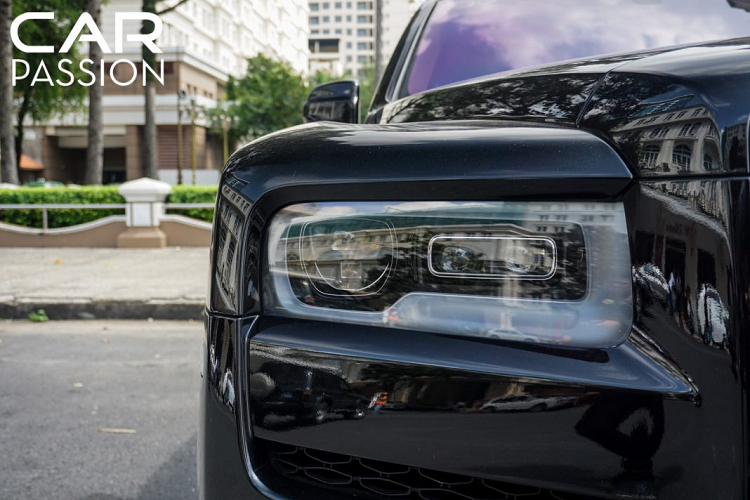 Tương tự như chiếc Cullinan của doanh nhân Lê Thanh Thản, chiếc Cullinan đầu tiên xuất hiện tại Sài Gòn cũng được trang bị bộ mâm 7 chấu sơn xám có kích thước 22 inch, kết hợp cùng bộ lốp Continental hàng hiệu có kích thước lần lượt cho bánh trước và sau là 255/45/R22 và 285/40/R22 với khả năng chịu tải lớn cũng như có thể vận hành ở tốc độ cao mà vẫn đảm bảo tính ổn định cho thân xe.