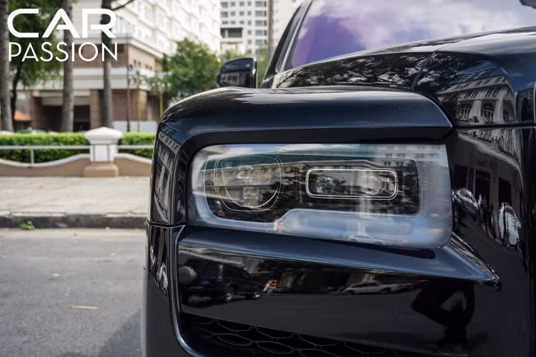 Tương tự như chiếc Cullinan của doanh nhân Lê Thanh Thản, chiếc Cullinan đầu tiên xuất hiện tại Sài Gòn cũng được trang bị bộ mâm 7 chấu sơn xám có kích thước 22 inch, kết hợp cùng bộ lốp Continental hàng hiệu có kích thước lần lượt cho bánh trước và sau là 255/45/R22 và 285/40/R22 với khả năng chịu tải lớn cũng như có thể vận hành ở tốc độ cao mà vẫn đảm bảo tính ổn định cho thân xe.