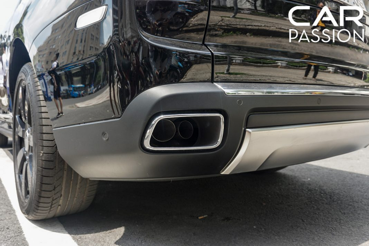 Phần đầu của Cullinan mang thiết kế có sự tương đồng so với thế hệ Phantom VIII, cả 2 cùng sở hữu lưới tản nhiệt mới với kích thước lớn hơn, bên cạnh đó chính là hệ thống chiếu sáng mới tích hợp nhiều công nghệ hiện đại.