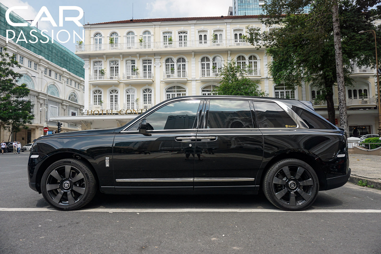 Chiếc Rolls-Royce Cullinan này sở hữu lớp sơn ngoại thất đen bóng vô cùng sang trọng, trước đó tại Hà Nội cũng đã có một chiếc Cullinan với lớp sơn tương tự được đăng kí cho ra biển số và thuộc sở hữu của doanh nhân Lê Thanh Thản, người hiện đang sở hữu một chiếc Rolls-Royce khác thuộc hàng độc nhất vô nhị trên thế giới, đó là chiếc Phantom Oriental Sun có giá hàng triệu Đô-la.