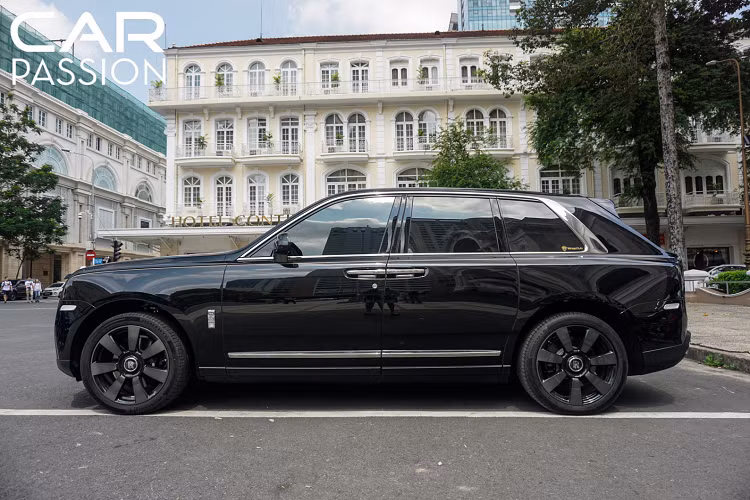 Chiếc Rolls-Royce Cullinan này sở hữu lớp sơn ngoại thất đen bóng vô cùng sang trọng, trước đó tại Hà Nội cũng đã có một chiếc Cullinan với lớp sơn tương tự được đăng kí cho ra biển số và thuộc sở hữu của doanh nhân Lê Thanh Thản, người hiện đang sở hữu một chiếc Rolls-Royce khác thuộc hàng độc nhất vô nhị trên thế giới, đó là chiếc Phantom Oriental Sun có giá hàng triệu Đô-la.