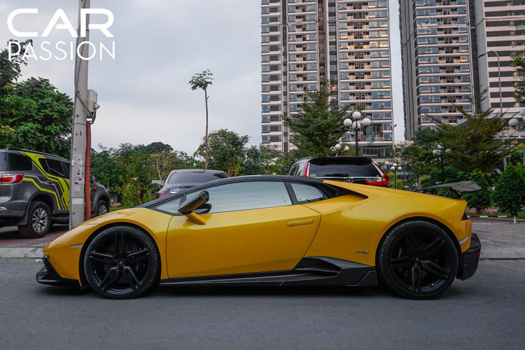 Sau hơn 3 năm sử dụng thì các chi tiết độ được làm từ sợi carbon có dấu hiệu bị ố vàng nên đã được gửi đi trùng tu lại nhằm đảm bảo tính thẩm mỹ cho xe, bộ mâm Vossen 5 chấu kép được sơn đen mờ kết hợp cùng hệ thống phanh đĩa carbon ceramic hiệu năng cao với cùm phanh mang màu đen bóng.