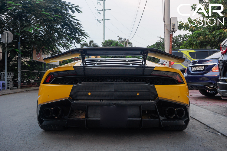 Chiếc Lamborghini Huracan LP610-4 này là một trong những chiếc Huracan đầu tiên được mang về nước, xe sở hữu lớp sơn vàng Giallo Midas đặc trưng trên những chiếc Lamborghini, tổng thể của xe là sự kết hợp giữa hai tông màu đen và vàng cá tính.