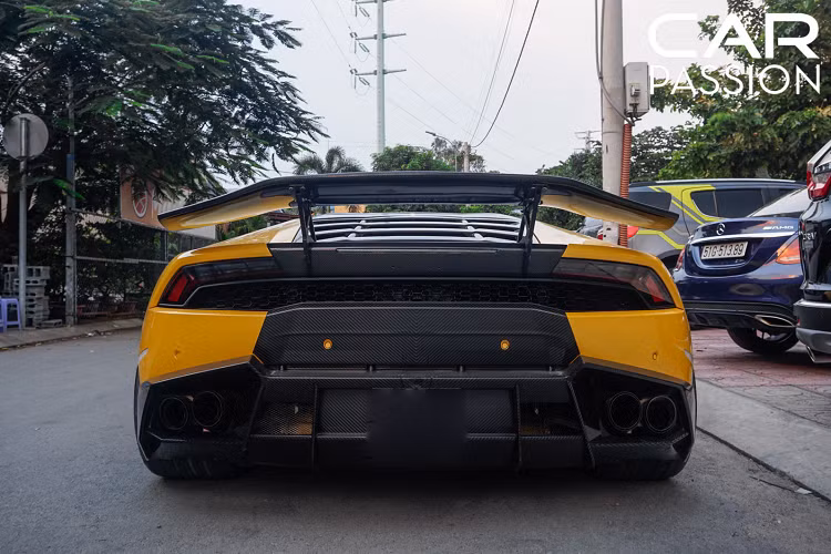 Chiếc Lamborghini Huracan LP610-4 này là một trong những chiếc Huracan đầu tiên được mang về nước, xe sở hữu lớp sơn vàng Giallo Midas đặc trưng trên những chiếc Lamborghini, tổng thể của xe là sự kết hợp giữa hai tông màu đen và vàng cá tính.