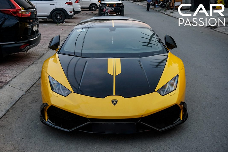 Sau khi chia tay chủ nhân trước là một doanh nhân tại thành phố biển Nha Trang, siêu xe Lamborghini Huracan đã tìm được chủ nhân mới tại Sài Gòn và tái xuất đường phố với diện mạo mới bao gồm đầy đủ các chi tiết của gói độ Mansory Torofeo cũng như lớp decal đầy cá tính.