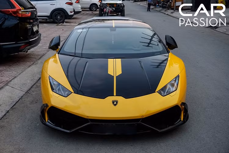Sau khi chia tay chủ nhân trước là một doanh nhân tại thành phố biển Nha Trang, siêu xe Lamborghini Huracan đã tìm được chủ nhân mới tại Sài Gòn và tái xuất đường phố với diện mạo mới bao gồm đầy đủ các chi tiết của gói độ Mansory Torofeo cũng như lớp decal đầy cá tính.