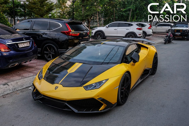 Gói độ Mansory cho Lamborghini Huracan đắt giá với tên gọi Torofeo bao gồm phần đầu xe được bổ sung với phần líp trước được làm từ sợi carbon và được bổ sung thêm 2 khe gió ở 2 bên đầu xe, gương chiếu hậu cũng được ốp sợi carbon.