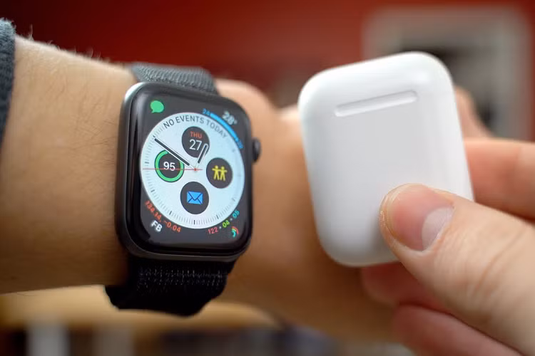 AirPods va Apple Watch dang mang ve 