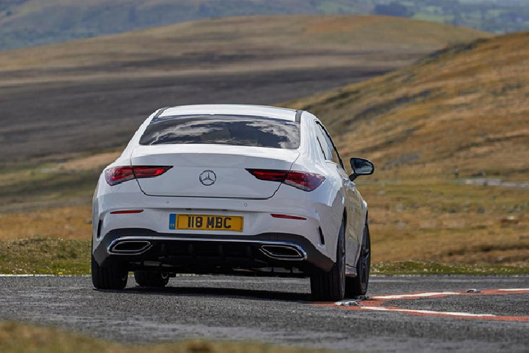 Mỗi đèn pha của Mercedes CLA 2020 mới sẽ bao gồm 18 bóng LED điều khiển độc lập. Tiêu chuẩn xe được trang bị đèn pha halogen với đèn LED định vị sáng ban ngày. Đèn hậu của xe hoàn toàn là đèn LED.