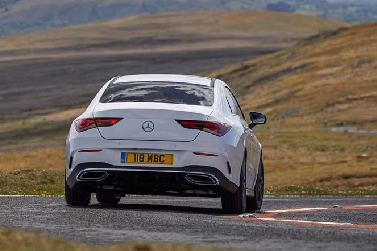 Mỗi đèn pha của Mercedes CLA 2020 mới sẽ bao gồm 18 bóng LED điều khiển độc lập. Tiêu chuẩn xe được trang bị đèn pha halogen với đèn LED định vị sáng ban ngày. Đèn hậu của xe hoàn toàn là đèn LED.