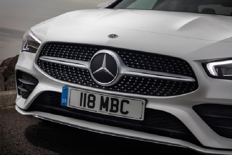 Nắp ca pô dài, cong với những đường gờ đặc trưng của Mercedes-Benz. Các chi tiết thiết kế của dòng AMG như tay nắm cửa mạ crom, lưới tản nhiệt kim cương được thương hiệu xe sang Đức kết hợp lại, tạo thế mạnh hướng tới những khách hàng trẻ tuổi.