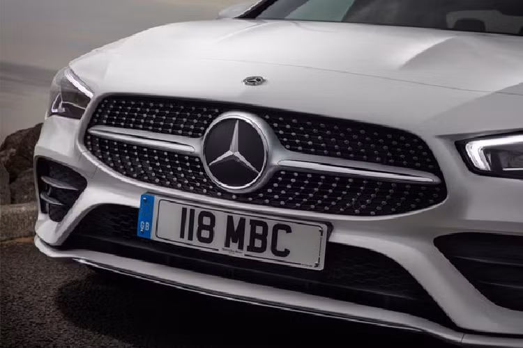 Nắp ca pô dài, cong với những đường gờ đặc trưng của Mercedes-Benz. Các chi tiết thiết kế của dòng AMG như tay nắm cửa mạ crom, lưới tản nhiệt kim cương được thương hiệu xe sang Đức kết hợp lại, tạo thế mạnh hướng tới những khách hàng trẻ tuổi.