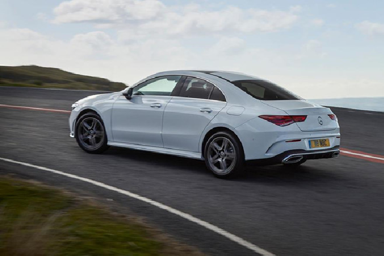 Bên cạnh đó, CLA mới cũng sẽ được trang bị hệ thống treo đa liên kết nhằm giảm độ rung và ồn, thanh giằng chống lật ở hệ thống treo lớn hơn, tăng độ chắc chắc cho xe khi vào cua. Khách hàng có nhu cầu có thể trang bị hêm hệ thống giảm chấn thích ứng cho xe. 