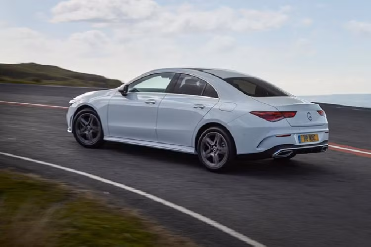 Bên cạnh đó, CLA mới cũng sẽ được trang bị hệ thống treo đa liên kết nhằm giảm độ rung và ồn, thanh giằng chống lật ở hệ thống treo lớn hơn, tăng độ chắc chắc cho xe khi vào cua. Khách hàng có nhu cầu có thể trang bị hêm hệ thống giảm chấn thích ứng cho xe. 