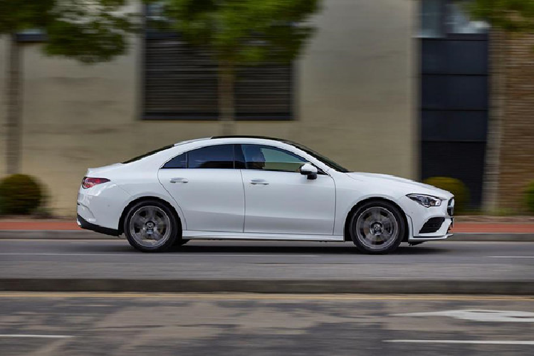 Động cơ xăng dung tích 2.0L tăng áp cho công suất tối đa 224 mã lực, mô men xoắn cực đại 350 Nm, giúp chiếc xe có khả năng tăng tốc từ 0-100 km/h trong 6,3 giây. Xe sử dụng hộp số ly hợp kép 7 cấp, những tay lái muốn cảm giác chủ động hơn có thể sử dụng chế độ sang số bằng tay.