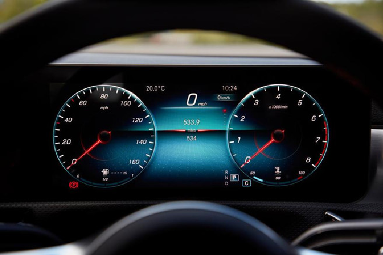 Xe được trang bị hỗ trợ giữ làn, phanh tự động, chế độ Active Lane Keeping Assist sử dụng radar tầm xa và tầm gần giám sát phương tiện lưu thông xung quanh ở tốc độ trên 60 km/h. Chế độ lái bán tự động lần đầu được ra mắt trên S-Class cũng được trang bị trên thế hệ CLA mới.