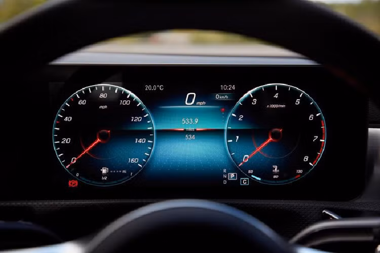 Xe được trang bị hỗ trợ giữ làn, phanh tự động, chế độ Active Lane Keeping Assist sử dụng radar tầm xa và tầm gần giám sát phương tiện lưu thông xung quanh ở tốc độ trên 60 km/h. Chế độ lái bán tự động lần đầu được ra mắt trên S-Class cũng được trang bị trên thế hệ CLA mới.