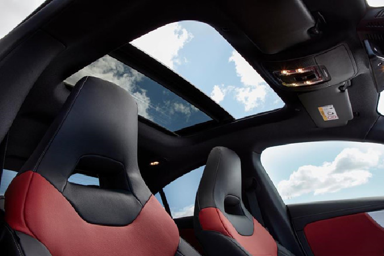 Bộ ghế có chế độ sưởi được thiết kế theo phong cách siêu xe thể thao, cửa sổ trời toàn cảnh giúp không gian xe thoáng đãng hơn.