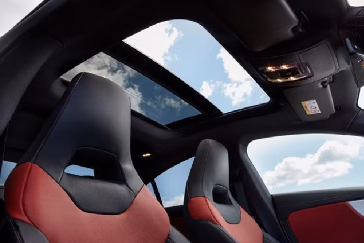 Bộ ghế có chế độ sưởi được thiết kế theo phong cách siêu xe thể thao, cửa sổ trời toàn cảnh giúp không gian xe thoáng đãng hơn.