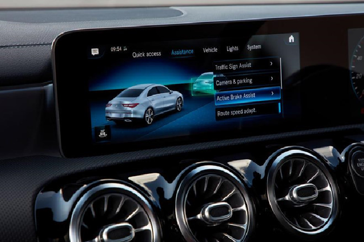 Màn hình cảm ứng 10,25 inches mang đến trải nghiệm thú vị cho người dùng. Xe được trang bị hệ thống thông tin giải trí MBUX hoàn toàn mới, tính năng điều khiển giọng nói Hey Mercedes, kết nối Apple CarPlay và Android Auto.