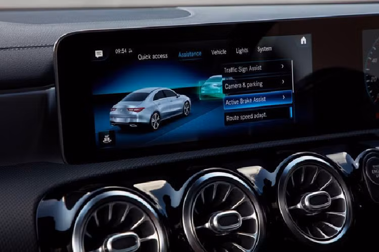 Màn hình cảm ứng 10,25 inches mang đến trải nghiệm thú vị cho người dùng. Xe được trang bị hệ thống thông tin giải trí MBUX hoàn toàn mới, tính năng điều khiển giọng nói Hey Mercedes, kết nối Apple CarPlay và Android Auto.