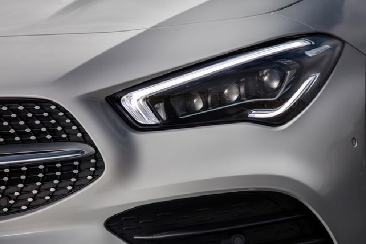 CLA mới vẫn thừa hưởng những đặc tính tối ưu đó với hệ số cản khí động Cd 0.23. Hãng xe sang Mercedes-Benz cũng trang bị cho CLA mới tùy chọn hệ thống đèn pha MULTIBEAM LED – đèn pha thông minh giúp tối ưu tầm quan sát cho người lái trong đêm tối và còn chủ động thay đổi thích ứng với tình huống giao thông, tránh lóa mắt. 