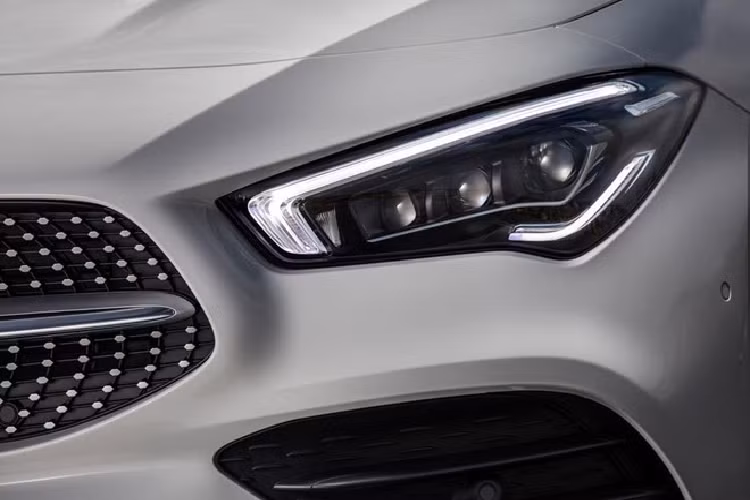 CLA mới vẫn thừa hưởng những đặc tính tối ưu đó với hệ số cản khí động Cd 0.23. Hãng xe sang Mercedes-Benz cũng trang bị cho CLA mới tùy chọn hệ thống đèn pha MULTIBEAM LED – đèn pha thông minh giúp tối ưu tầm quan sát cho người lái trong đêm tối và còn chủ động thay đổi thích ứng với tình huống giao thông, tránh lóa mắt. 