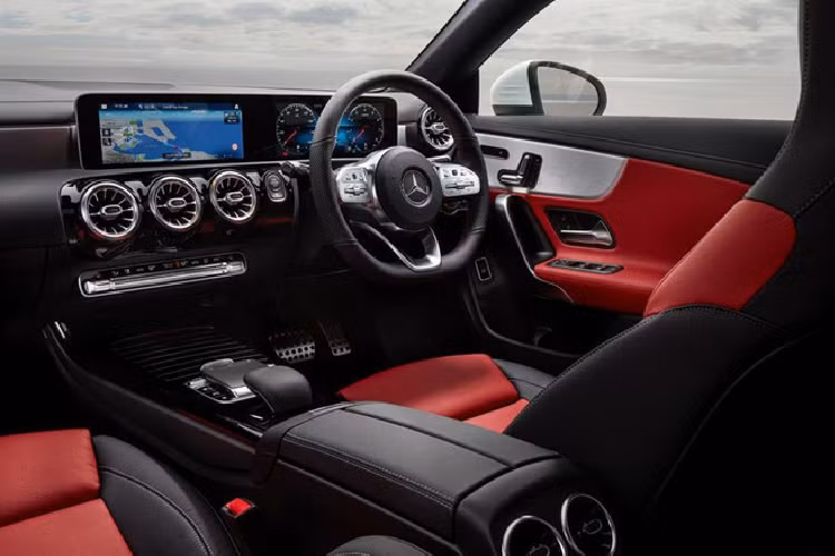 Nội thất xe đậm chất thể thao với vô lăng D-cut phong cách AMG, ghế da phối màu đen-đỏ. Cửa gió dạng tròn viền kim loại mô phỏng động cơ máy bay cũng là điểm nhấn đáng chú ý trong cabin.