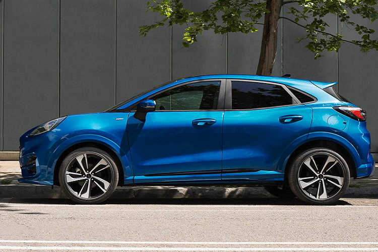 Tuy nhiên, những khách hàng muốn sở hữu Puma sớm, có thể quan tâm tới phiên bản Puma Titanium First Edition có giá từ £22,295 (636 triệu đồng). Phiên bản này sở hữu động cơ EcoBoost 1.0L kết hợp mild-hybrid 48-volt, cho công suất 125 mã lực. Ngoài ra, xe còn có nhiều tính năng như điều khiển hành trình thích ứng (Adaptive Cruise Control), camera lùi (Rear View Camera), sưởi ghế H(eated Seats) và sưởi vô lăng (Heated Steering Wheel).