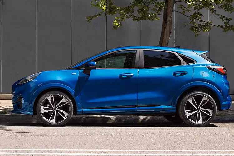 Tuy nhiên, những khách hàng muốn sở hữu Puma sớm, có thể quan tâm tới phiên bản Puma Titanium First Edition có giá từ £22,295 (636 triệu đồng). Phiên bản này sở hữu động cơ EcoBoost 1.0L kết hợp mild-hybrid 48-volt, cho công suất 125 mã lực. Ngoài ra, xe còn có nhiều tính năng như điều khiển hành trình thích ứng (Adaptive Cruise Control), camera lùi (Rear View Camera), sưởi ghế H(eated Seats) và sưởi vô lăng (Heated Steering Wheel).