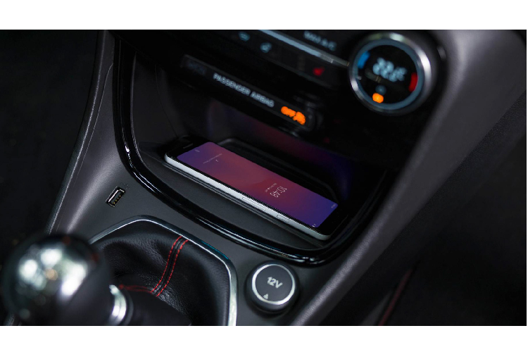 Ford Puma 2020 mới có thiết kế năng động và phong cách hơn nhằm hướng đến các khách hàng trẻ. Do đó, nó cũng có ngoại hình khác biệt so với những dòng xe "anh em". Phần đầu xe nổi bật với đèn pha tạo hình elip thẳng đứng tích hợp đèn định vị LED làm gợi nhớ đến đèn pha của siêu xe Ford GT (Escape mới cũng được lấy cảm hứng từ Ford GT), bộ mâm 5 chấu kép năng động trong khi đó phần mui có thiết kế tương tự như Honda HR-V. Lưới tản nhiệt lớn màu đen có hình dáng như một miệng cười.